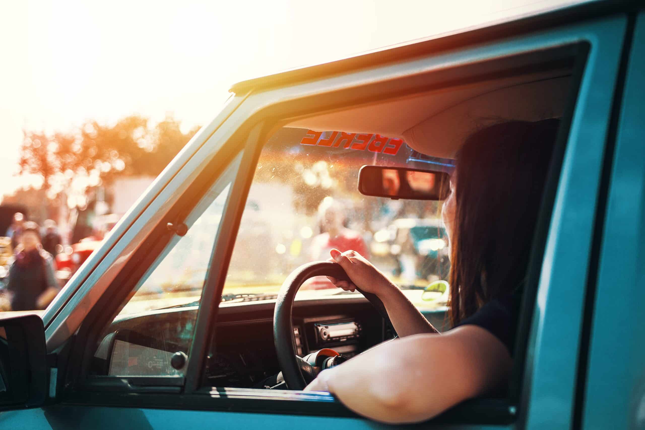 Jeune conductrice au volant